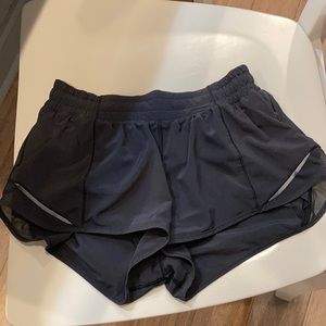 Lululemon Hottie Hot size 6, 2.5 inch shorts